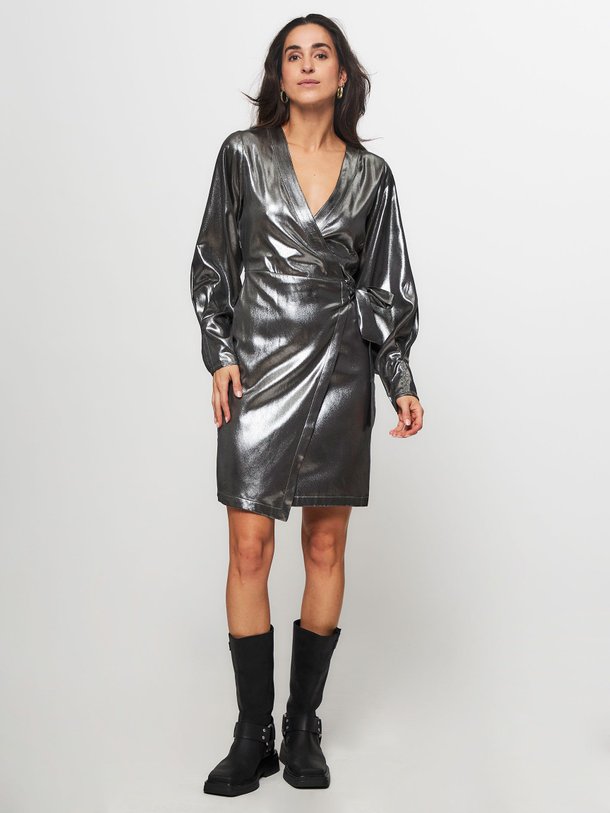 Ontdek de Tamara geweven metallic overslag jurk van Freebird in de kleur zilverkleur bij Orangebag. Op werkdagen voor 21:45 besteld, morgen in huis.