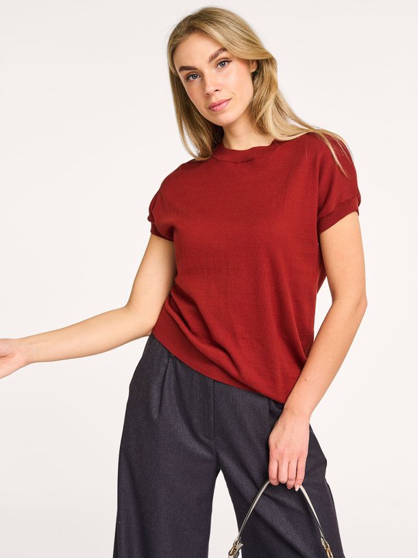 Ontdek de Gigi organic cotton asymmetrische top van Nathalie Vleeschouwer in de kleur rood bij Orangebag. Op werkdagen voor 21:45 besteld, morgen in huis.