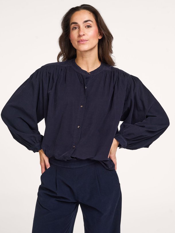 Ontdek de Giannita katoenmix ribcord blouse van Sacrécoeur in de kleur donkerblauw bij Orangebag. Op werkdagen voor 21:45 besteld, morgen in huis.