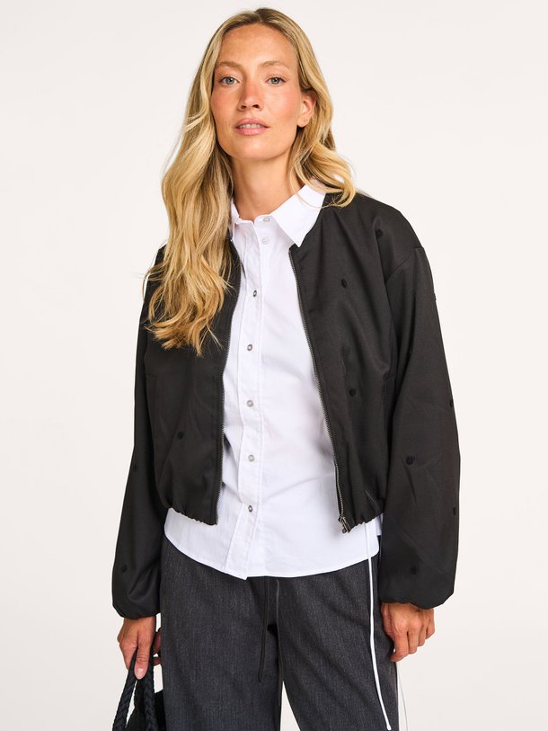 Ontdek de Clover geweven jasje met stippen van Co'Couture in de kleur zwart bij Orangebag. Op werkdagen voor 21:45 besteld, morgen in huis.