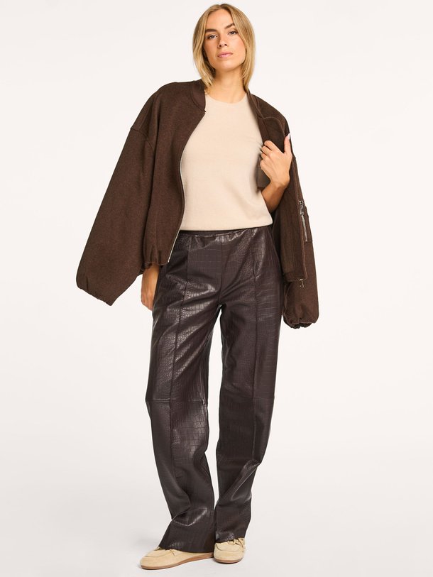 Ontdek de Lucca lederen broek met croco reliëf van Alter Ego in de kleur donkerbruin bij Orangebag. Op werkdagen voor 21:45 besteld, morgen in huis.