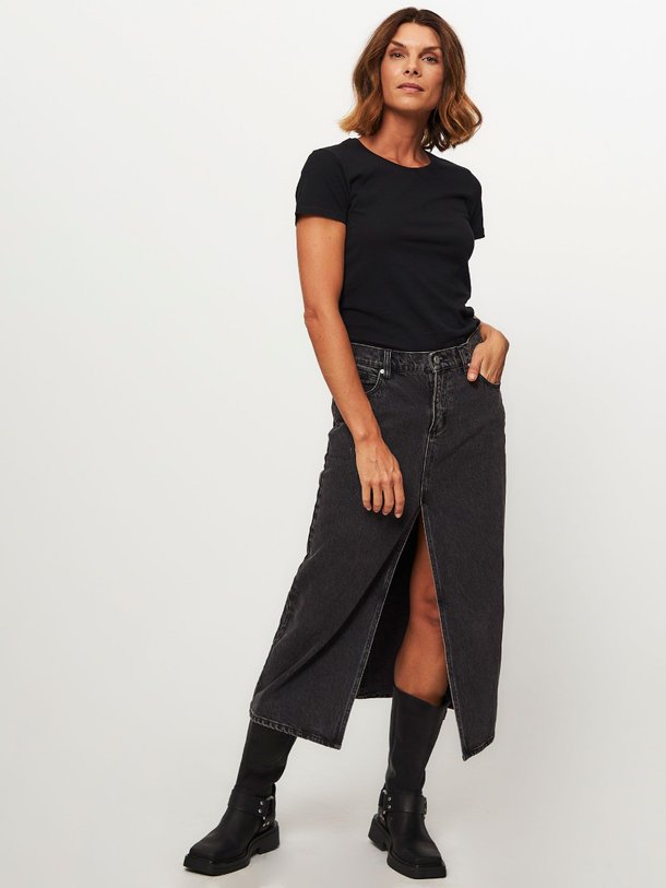 Ontdek de M007 Katoenen slub T-shirt van Majestic Filatures in de kleur zwart bij Orangebag. Op werkdagen voor 21:45 besteld, morgen in huis.