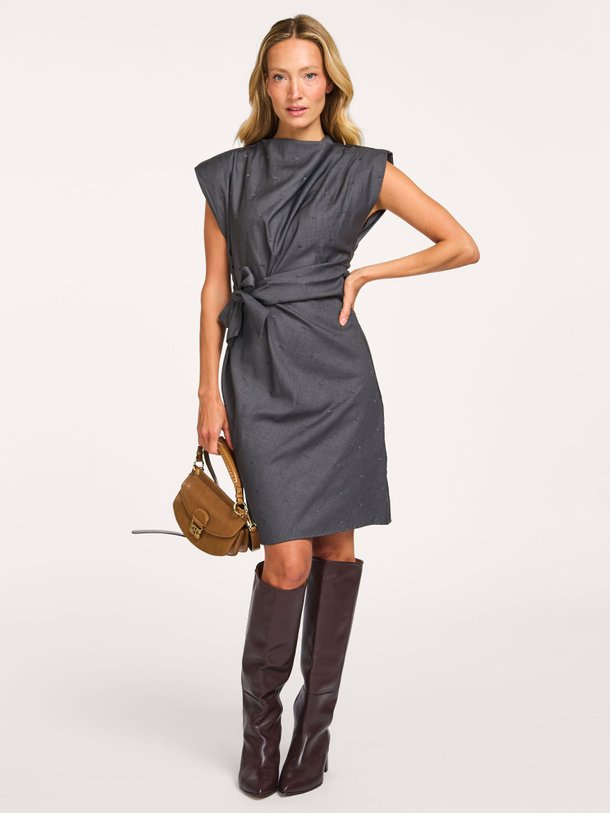 Ontdek de Saga viscosemix jurk met borduursel van Co'Couture in de kleur donkergrijs bij Orangebag. Op werkdagen voor 21:45 besteld, morgen in huis.