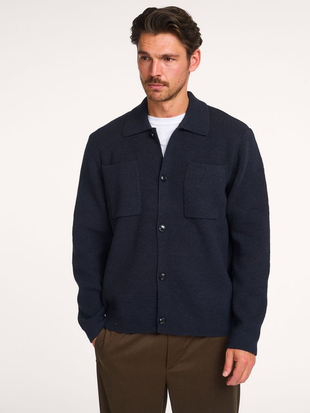 Ontdek de Fischer wollen vest van Les Deux in de kleur donkerblauw bij Orangebag. Op werkdagen voor 21:45 besteld, morgen in huis.