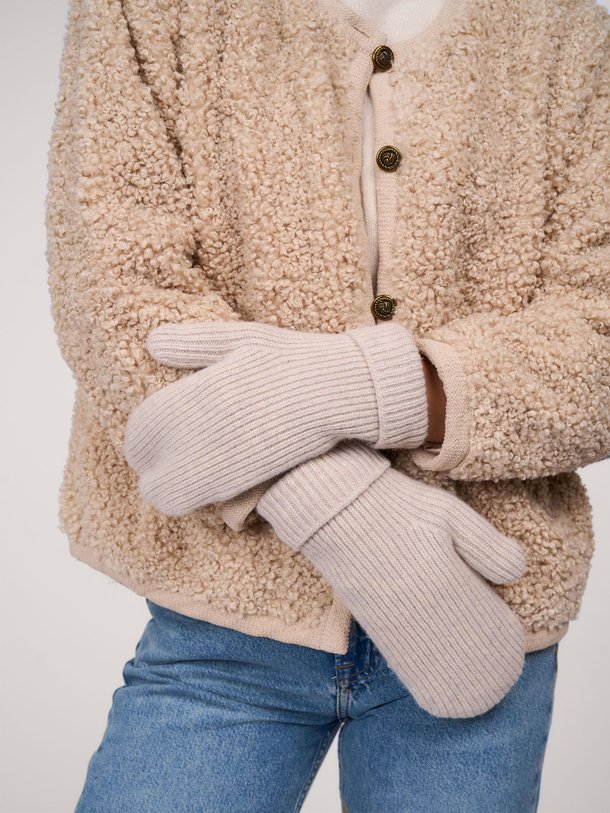 Ontdek de Sacharlotte merino wollen wanten van Samsoe Samsoe in de kleur beige bij Orangebag. Op werkdagen voor 21:45 besteld, morgen in huis.