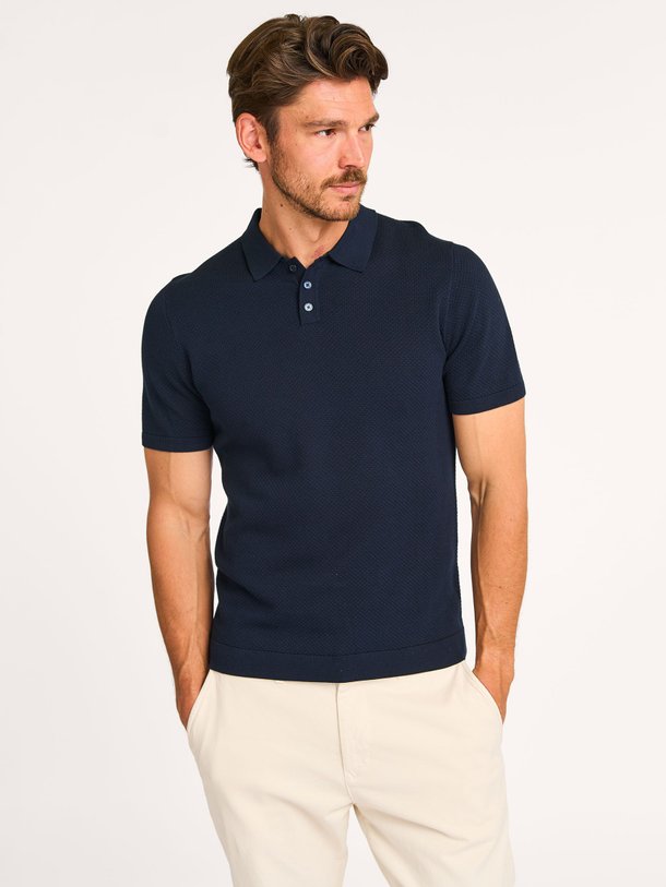 Ontdek de Triton katoenen polo met structuur van Drykorn in de kleur donkerblauw bij Orangebag. Op werkdagen voor 21:45 besteld, morgen in huis.