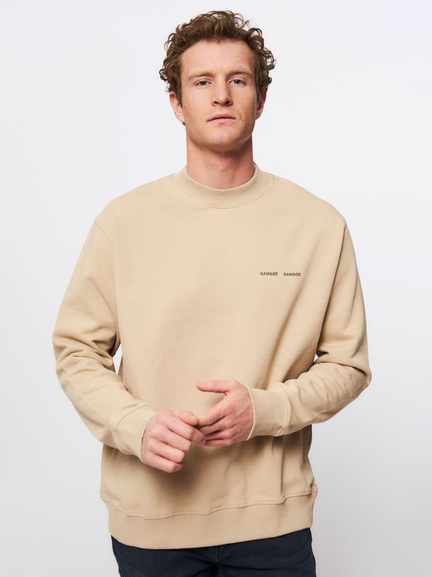 Ontdek de Norsbro organic cotton sweater van Samsoe Samsoe in de kleur zand bij Orangebag. Op werkdagen voor 21:45 besteld, morgen in huis.