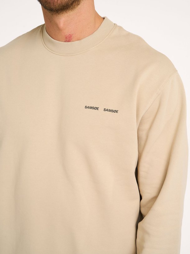 Ontdek de Norsbro organic cotton sweater van Samsoe Samsoe in de kleur zand bij Orangebag. Op werkdagen voor 21:45 besteld, morgen in huis.