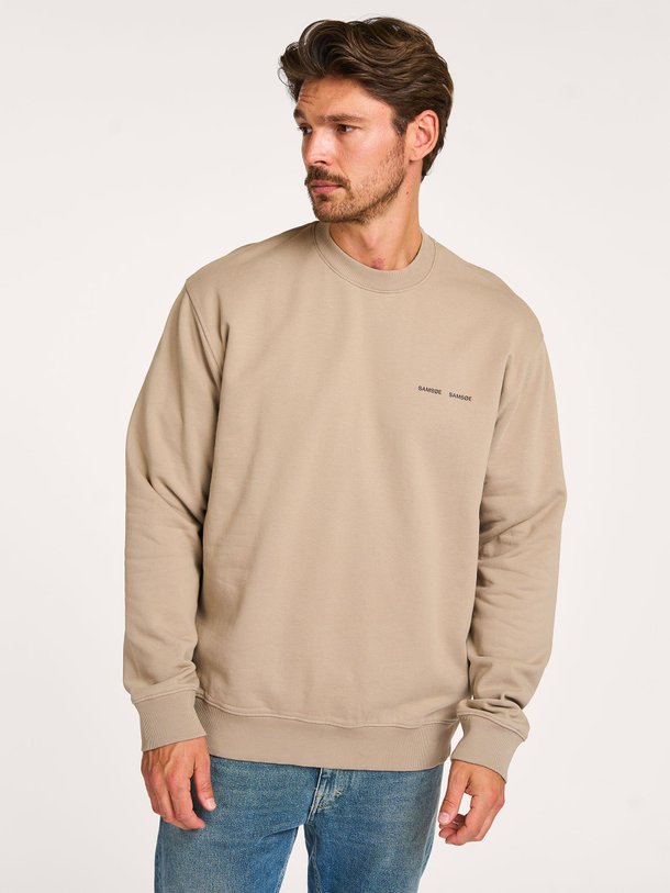 Ontdek de Norsbro organic cotton logo sweater van Samsoe Samsoe in de kleur taupe bij Orangebag. Op werkdagen voor 21:45 besteld, morgen in huis.