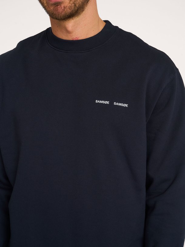 Ontdek de Norsbro organic cotton sweater van Samsoe Samsoe in de kleur donkerblauw bij Orangebag. Op werkdagen voor 21:45 besteld, morgen in huis.