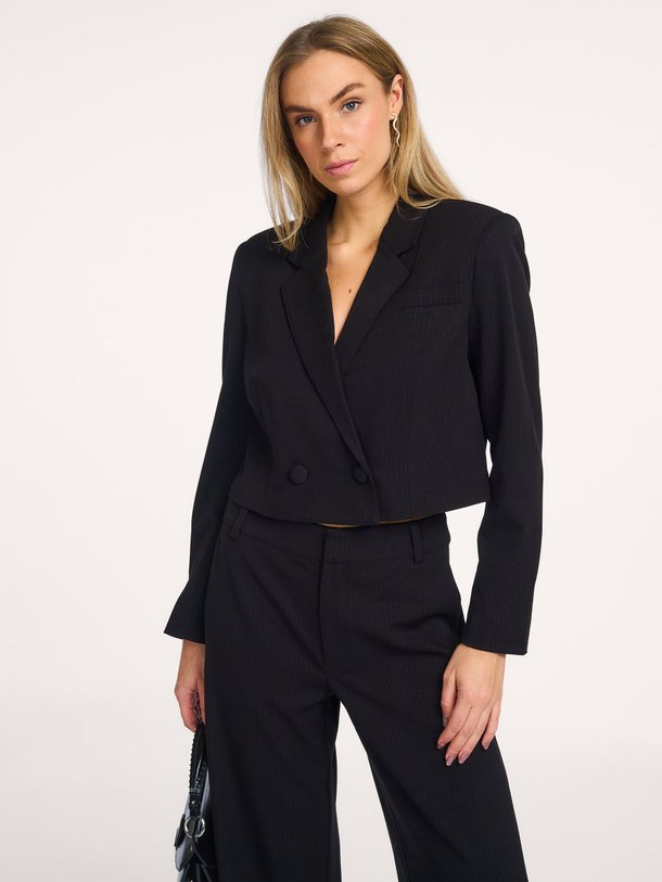 Ontdek de Reece viscosemix cropped blazer met lurex van My Essential Wardrobe in de kleur zwart bij Orangebag. Op werkdagen voor 21:45 besteld, morgen in huis.