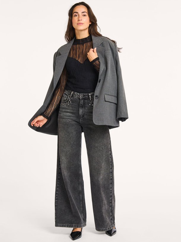 Ontdek de Vicky high waist wide leg jeans met studs van Co'Couture in de kleur zwart bij Orangebag. Op werkdagen voor 21:45 besteld, morgen in huis.