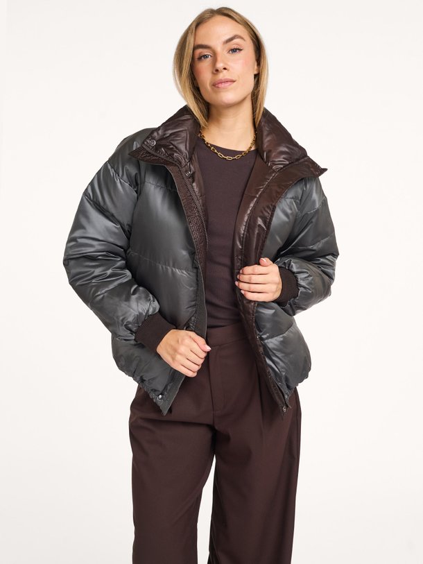 Ontdek de Glossy geweven gewatteerde reversible jas van My Essential Wardrobe in de kleur donkerbruin bij Orangebag. Op werkdagen voor 21:45 besteld, morgen in huis.