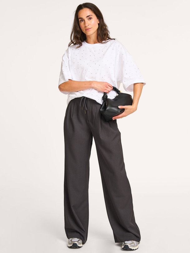 Ontdek de Michelle geweven pantalon van Haute L'Amitié in de kleur donkergrijs bij Orangebag. Op werkdagen voor 21:45 besteld, morgen in huis.