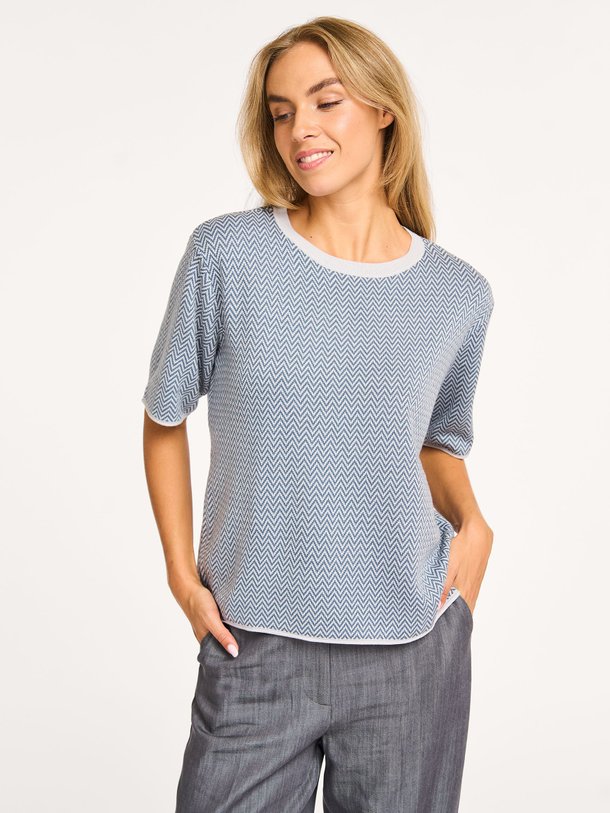 Ontdek de Wolmix top met dessin van Yaya in de kleur grijs bij Orangebag. Op werkdagen voor 21:45 besteld, morgen in huis.