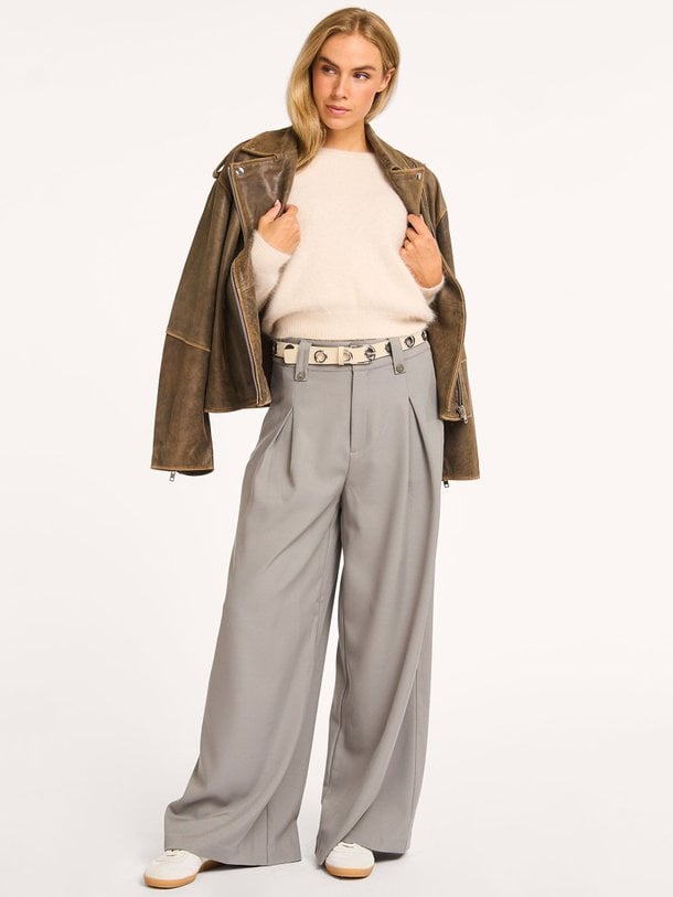 Ontdek de Disa geweven pantalon van My Essential Wardrobe in de kleur grijs bij Orangebag. Op werkdagen voor 21:45 besteld, morgen in huis.