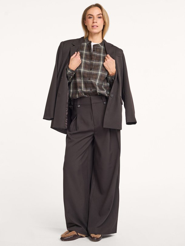 Ontdek de Disa geweven broek van My Essential Wardrobe in de kleur donkerbruin bij Orangebag. Op werkdagen voor 21:45 besteld, morgen in huis.