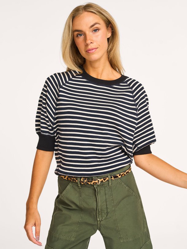 Ontdek de Anglet katoenen trui met gestreept dessin van Bellerose in de kleur zwart bij Orangebag. Op werkdagen voor 21:45 besteld, morgen in huis.