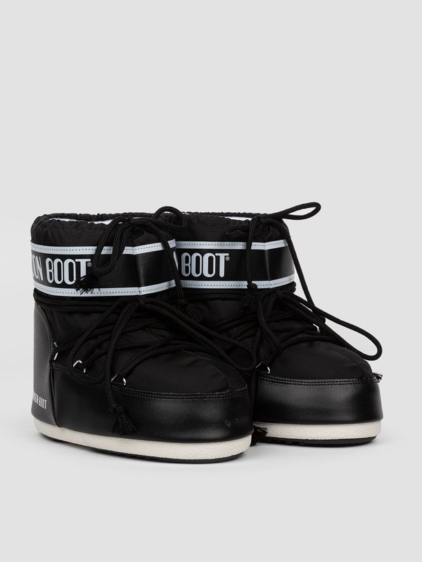 Ontdek de Lage gewatteerde nylon snowboots van Moon Boot in de kleur zwart bij Orangebag. Op werkdagen voor 21:45 besteld, morgen in huis.