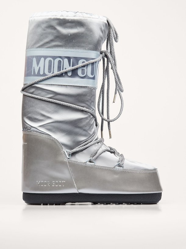 Ontdek de Hoge gewatteerde nylon snowboots van Moon Boot in de kleur zilverkleur bij Orangebag. Op werkdagen voor 21:45 besteld, morgen in huis.