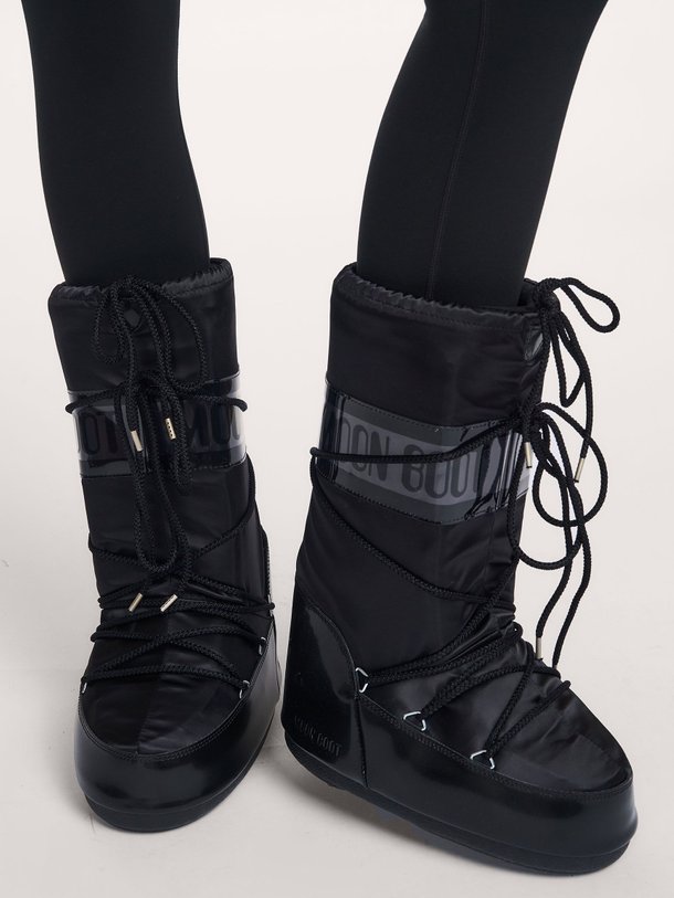 Ontdek de Hoge gewatteerde nylon snowboots van Moon Boot in de kleur zwart bij Orangebag. Op werkdagen voor 21:45 besteld, morgen in huis.