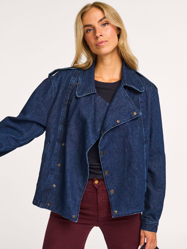 Ontdek de Beryl denim jack van Lois in de kleur donkerblauw bij Orangebag. Op werkdagen voor 21:45 besteld, morgen in huis.