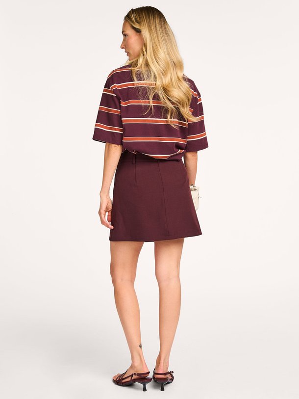 Ontdek de Augusta katoenmix gestreepte polo top van Co'Couture in de kleur bordeauxrood bij Orangebag. Op werkdagen voor 21:45 besteld, morgen in huis.