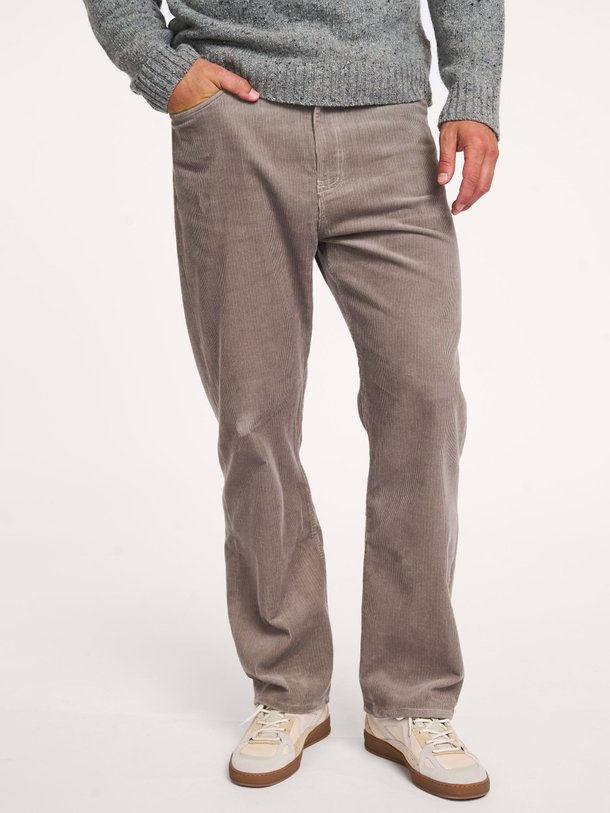 Ontdek de Saeddie organic cotton ribcord broek van Samsoe Samsoe in de kleur grijs bij Orangebag. Op werkdagen voor 21:45 besteld, morgen in huis.