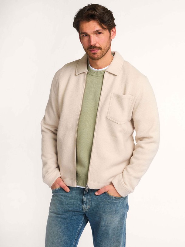 Ontdek de Hannes wollen vest van Samsoe Samsoe in de kleur beige bij Orangebag. Op werkdagen voor 21:45 besteld, morgen in huis.