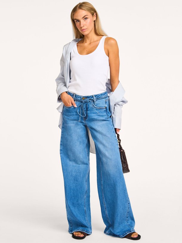 Ontdek de Karo mid waist wide leg jeans van My Essential Wardrobe in de kleur blauw bij Orangebag. Op werkdagen voor 21:45 besteld, morgen in huis.