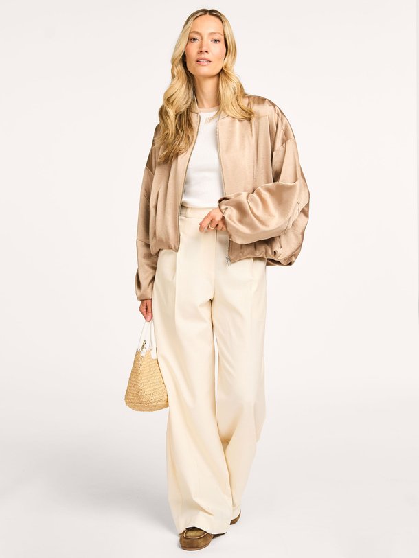 Ontdek de Neya viscosemix wide leg pantalon van Baum und Pferdgarten in de kleur off-white bij Orangebag. Op werkdagen voor 21:45 besteld, morgen in huis.
