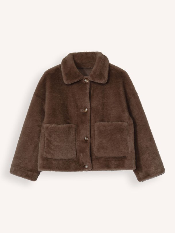 Ontdek de Faje fake fur jack van Studio AR in de kleur donkerbruin bij Orangebag. Op werkdagen voor 21:45 besteld, morgen in huis.