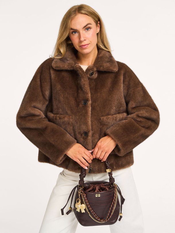 Ontdek de Faje fake fur jack van Studio AR in de kleur donkerbruin bij Orangebag. Op werkdagen voor 21:45 besteld, morgen in huis.