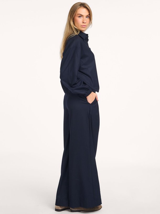 Ontdek de Perce viscosemix wide leg pantalon van Ruby Tuesday in de kleur donkerblauw bij Orangebag. Op werkdagen voor 21:45 besteld, morgen in huis.