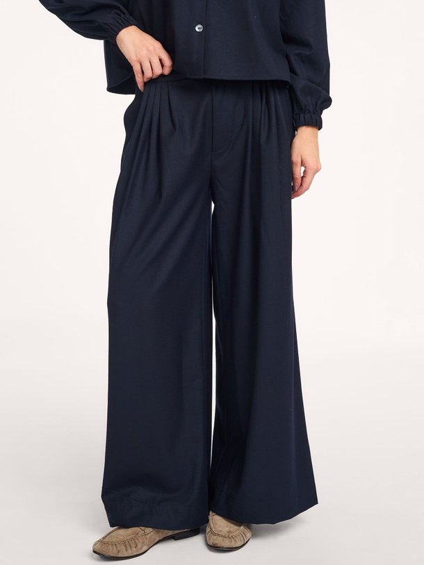 Ontdek de Perce viscosemix wide leg pantalon van Ruby Tuesday in de kleur donkerblauw bij Orangebag. Op werkdagen voor 21:45 besteld, morgen in huis.