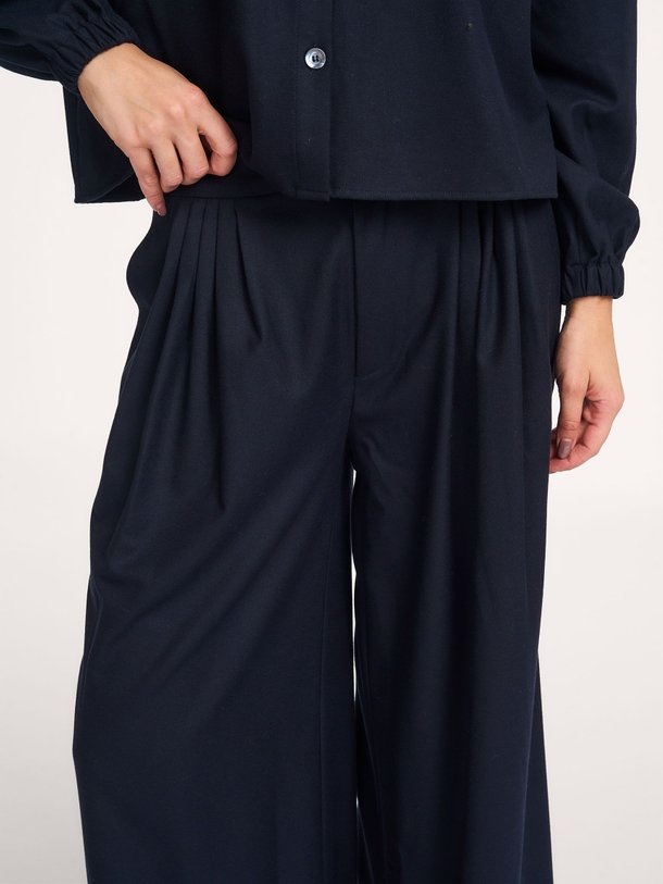 Ontdek de Perce viscosemix wide leg pantalon van Ruby Tuesday in de kleur donkerblauw bij Orangebag. Op werkdagen voor 21:45 besteld, morgen in huis.