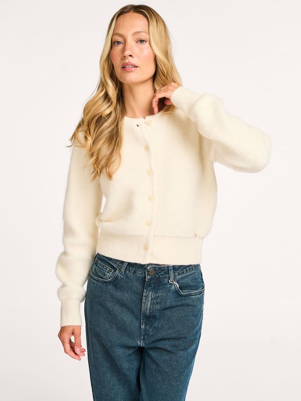 Ontdek de Cumin alpacmix vest van Des Petits Hauts in de kleur crème bij Orangebag. Op werkdagen voor 21:45 besteld, morgen in huis.