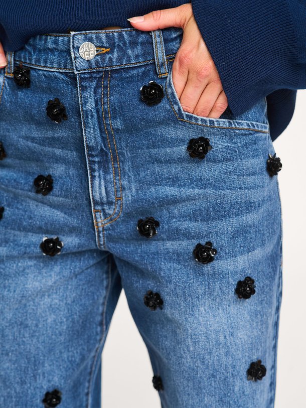 Ontdek de Narane high waist loose fit jeans van Baum und Pferdgarten in de kleur donkerblauw bij Orangebag. Op werkdagen voor 21:45 besteld, morgen in huis.