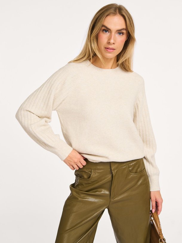 Ontdek de Katoenmix trui van Yaya in de kleur off-white bij Orangebag. Op werkdagen voor 21:45 besteld, morgen in huis.