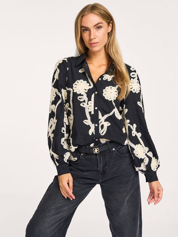 Ontdek de Katoenen blouse met applicaties van Summum in de kleur zwart bij Orangebag. Op werkdagen voor 21:45 besteld, morgen in huis.