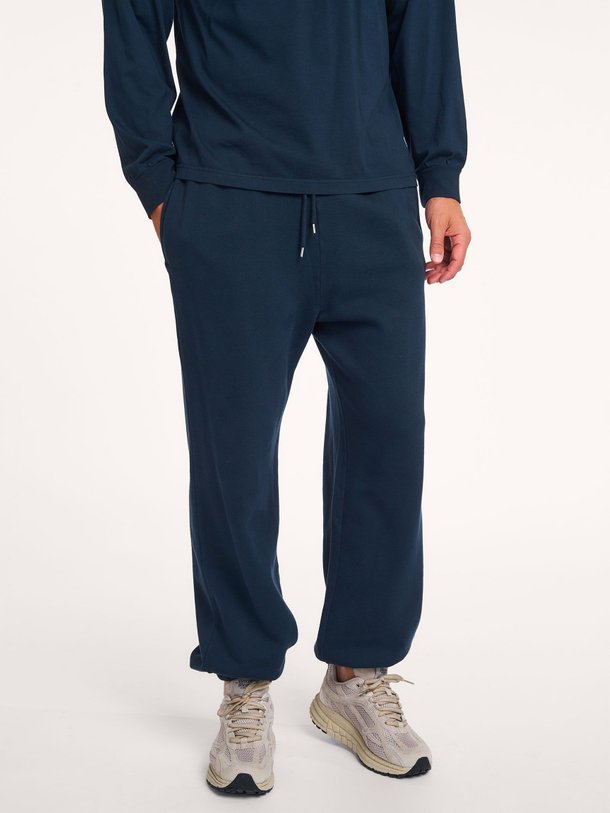 Ontdek de Organic cotton gemêleerde joggingbroek van Colorful Standard in de kleur donkerblauw bij Orangebag. Op werkdagen voor 21:45 besteld, morgen in huis.