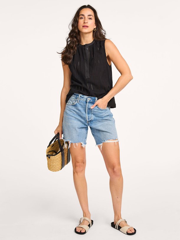 Ontdek de Samanarola organic cotton broderie top van Samsoe Samsoe in de kleur zwart bij Orangebag. Op werkdagen voor 21:45 besteld, morgen in huis.