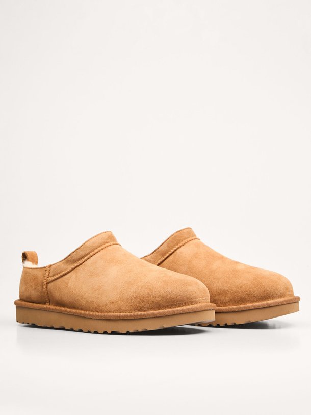 Ontdek de Classic Micro suède enkellaarzen van Ugg in de kleur bruin bij Orangebag. Op werkdagen voor 21:45 besteld, morgen in huis.