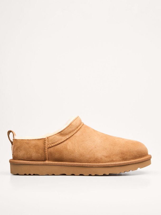Ontdek de Classic Micro suède enkellaarzen van Ugg in de kleur bruin bij Orangebag. Op werkdagen voor 21:45 besteld, morgen in huis.