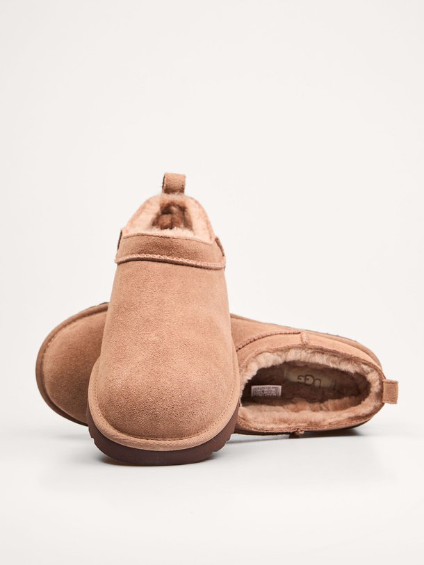 Ontdek de Classic Micro suède enkellaarzen van Ugg in de kleur oud roze bij Orangebag. Op werkdagen voor 21:45 besteld, morgen in huis.