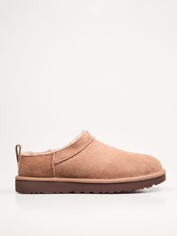 Ontdek de Classic Micro suède enkellaarzen van Ugg in de kleur oud roze bij Orangebag. Op werkdagen voor 21:45 besteld, morgen in huis.