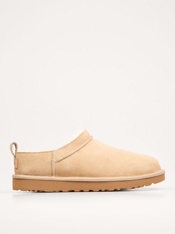 Ontdek de Classic Micro suède enkellaarzen van Ugg in de kleur zand bij Orangebag. Op werkdagen voor 21:45 besteld, morgen in huis.