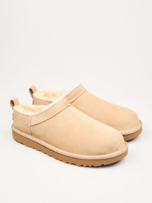 Ontdek de Classic Micro suède enkellaarzen van Ugg in de kleur zand bij Orangebag. Op werkdagen voor 21:45 besteld, morgen in huis.