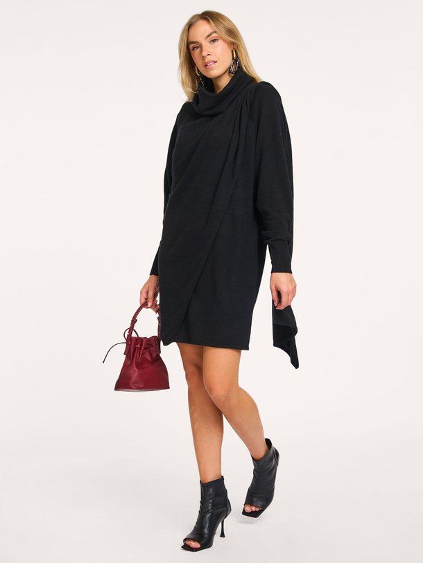 Ontdek de Illow wolmix jurk van Essentiel Antwerp in de kleur zwart bij Orangebag. Op werkdagen voor 21:45 besteld, morgen in huis.