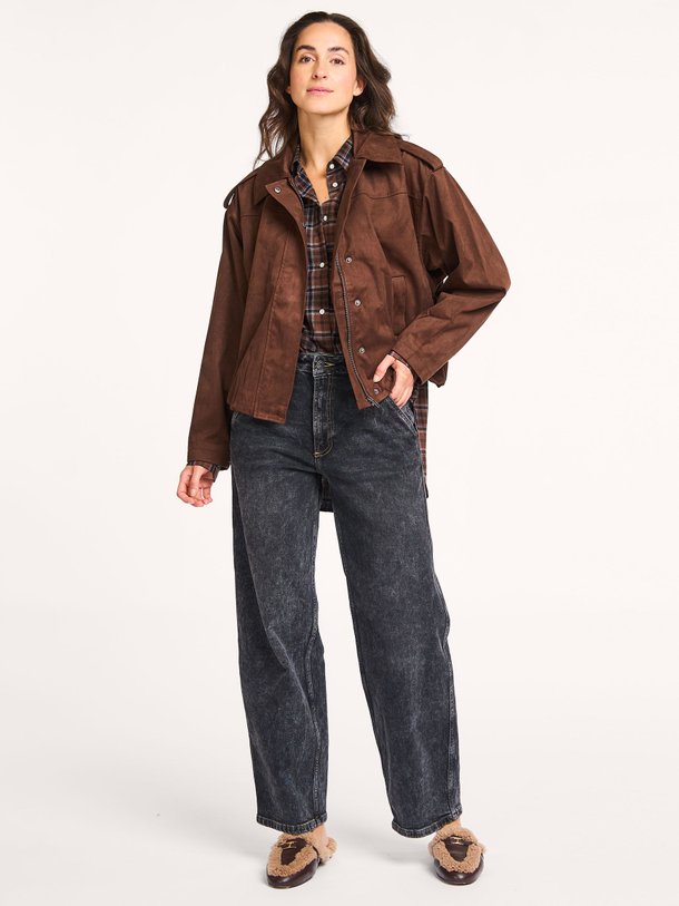 Ontdek de Poppy mid waist straight fit jeans van Modstrom in de kleur zwart bij Orangebag. Op werkdagen voor 21:45 besteld, morgen in huis.